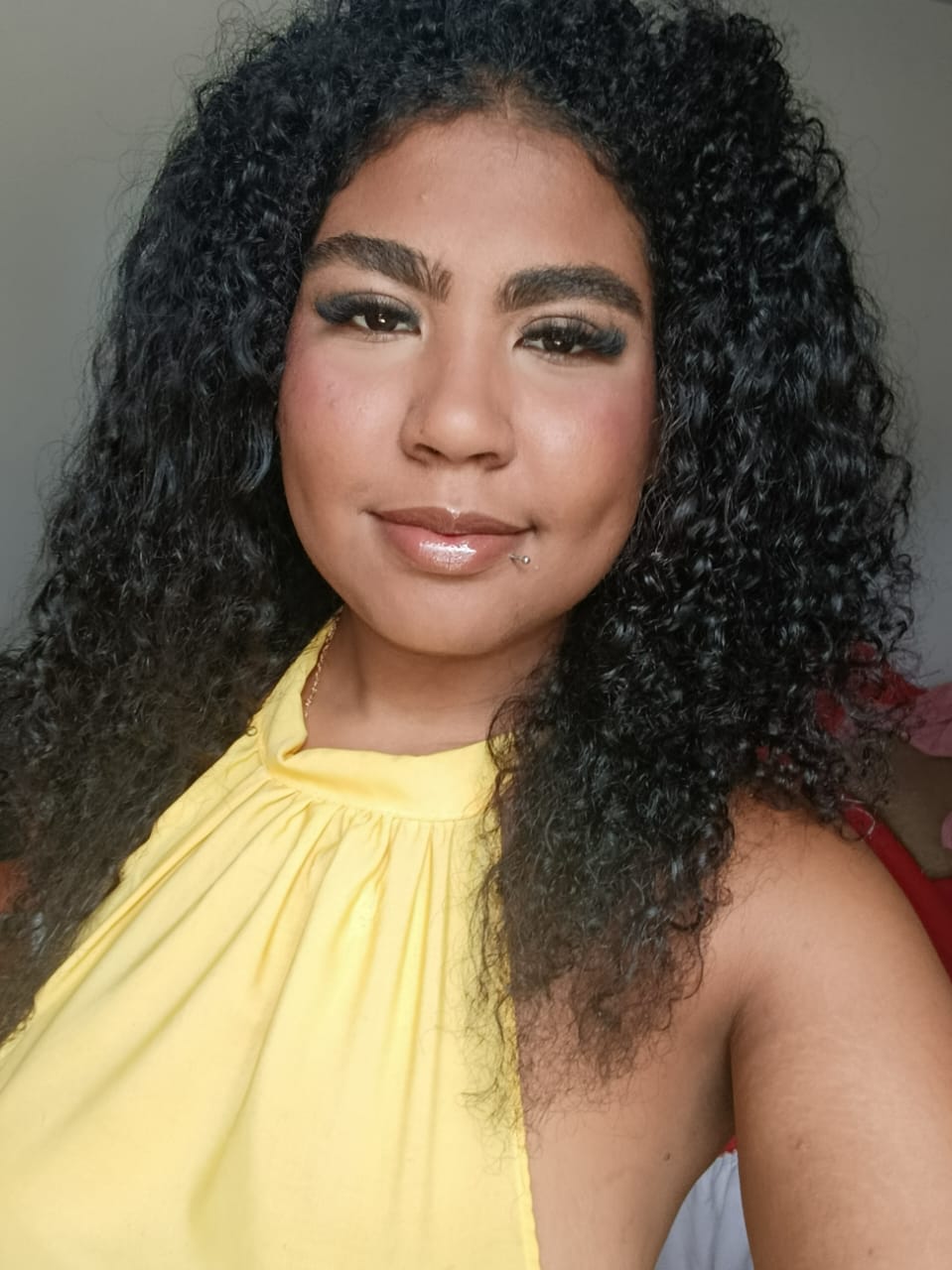 Retrato de Júlia Santos sorrindo